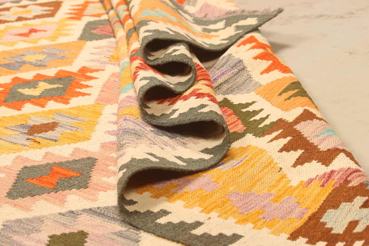 Light Kilim Rug with Jagged Diamonds, 310 × 203 cm — view 6