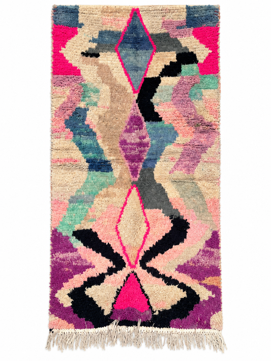 Kleiner Vintage Teppich mit abstrakten Motiven in Pastell aus Marokko, 180 × 100 cm, Gesamtansicht vor weißem Hintergrund.