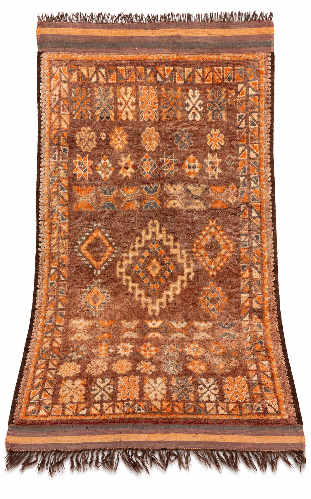 Kleiner Vintage Teppich Ocker mit ornamentalen Medaillons – 209 × 156 cm – weitere Ansicht mit natürlichem Fall, anhand des Originalfotos aufbereitet.