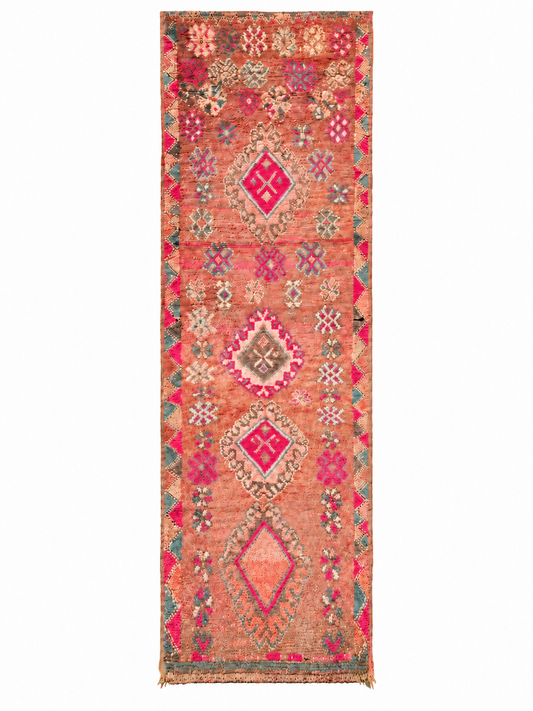 Langer rosa Vintage Läufer mit bunten Rauten aus Marokko, 390 × 110 cm, Gesamtansicht vor weißem Hintergrund.