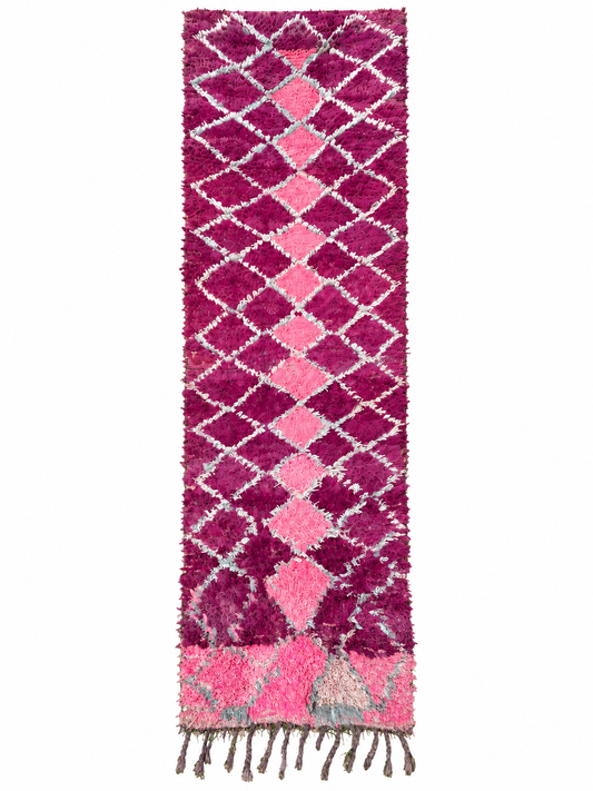 Langer Vintage Läufer in Pink mit hellen Rauten aus Marokko, 440 × 103 cm, Gesamtansicht vor weißem Hintergrund.