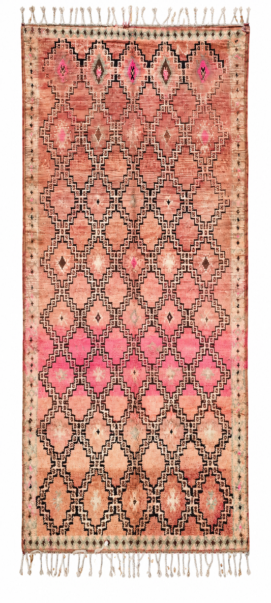Langer Vintage Teppich Rosa mit schwarzem Rautenmuster – 400 × 180 cm – digital begradigte Gesamtansicht auf weißem Hintergrund.