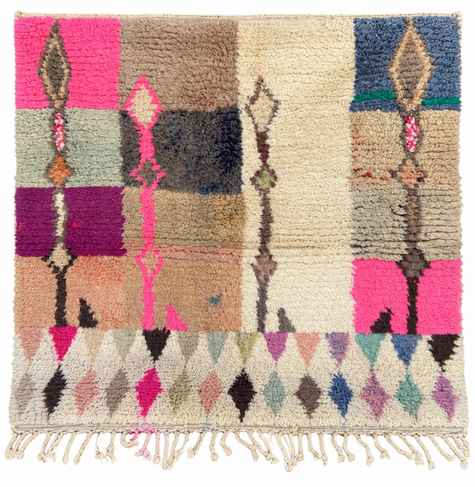 Quadratischer Berberteppich Creme mit bunten Farbfeldern – 154 × 154 cm – freigestellte Gesamtansicht anhand des Originalfotos.