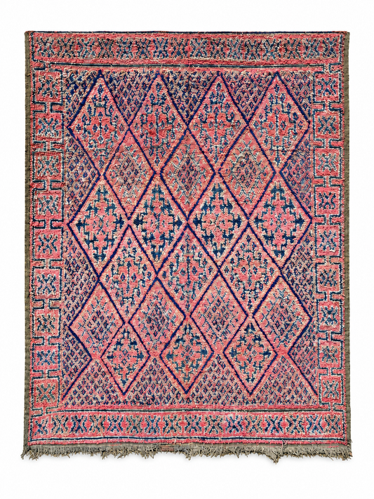 Rosa grauer Vintage Teppich mit großen dunklen Rauten aus Marokko, 274 × 216 cm, Gesamtansicht vor weißem Hintergrund.