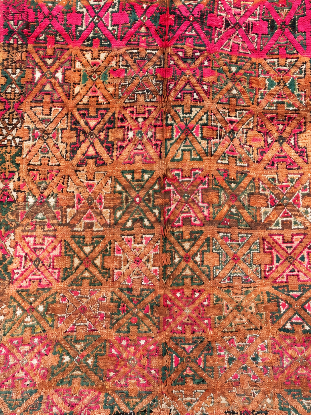 Musterausschnitt: Rosa Vintage Teppich mit dichtem geometrischem Muster – 320 × 190 cm.