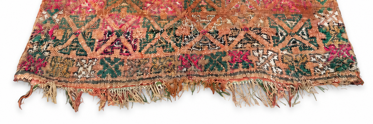 Randausschnitt: Rosa Vintage Teppich mit dichtem geometrischem Muster – 320 × 190 cm.