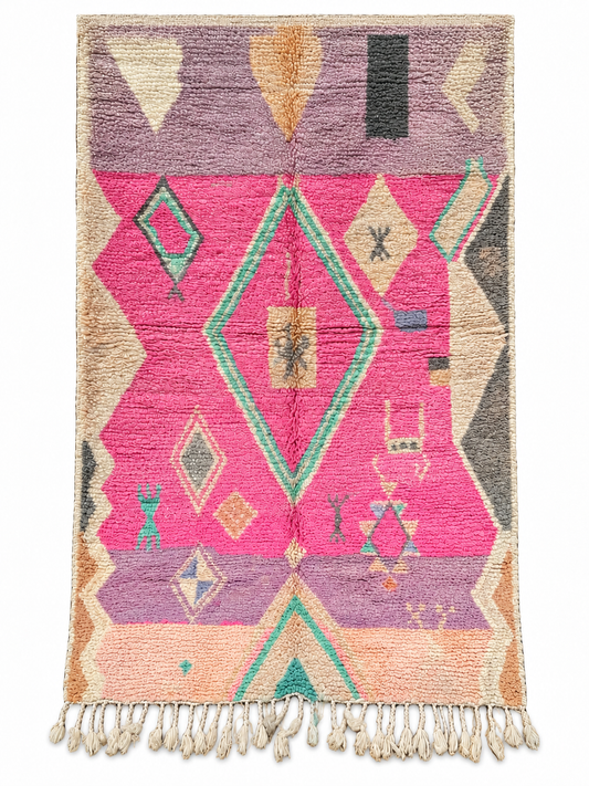 Rosa Vintage Teppich mit großer grüner Raute aus Marokko, 245 × 150 cm, Gesamtansicht vor weißem Hintergrund.