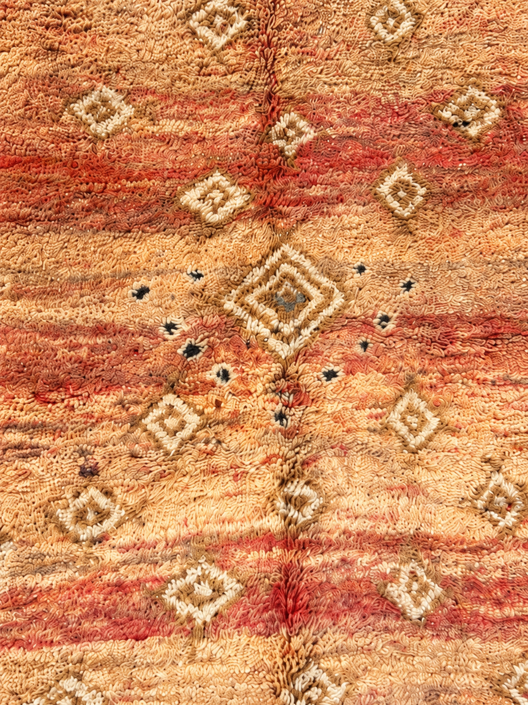 Musterausschnitt: Schmaler Vintage Teppich in Beige und Rostrot mit kleinen Rauten – 240 × 126 cm.
