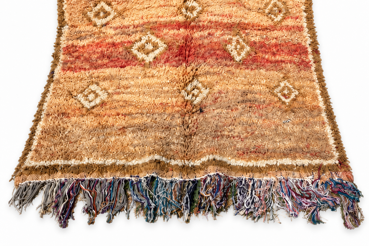 Randausschnitt: Schmaler Vintage Teppich in Beige und Rostrot mit kleinen Rauten – 240 × 126 cm.