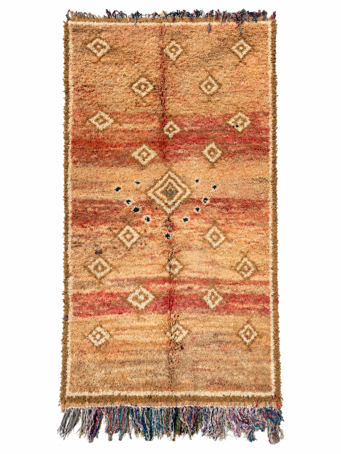 Schmaler Vintage Teppich in Beige und Rostrot mit kleinen Rauten aus Marokko, 240 × 126 cm, Gesamtansicht vor weißem Hintergrund.
