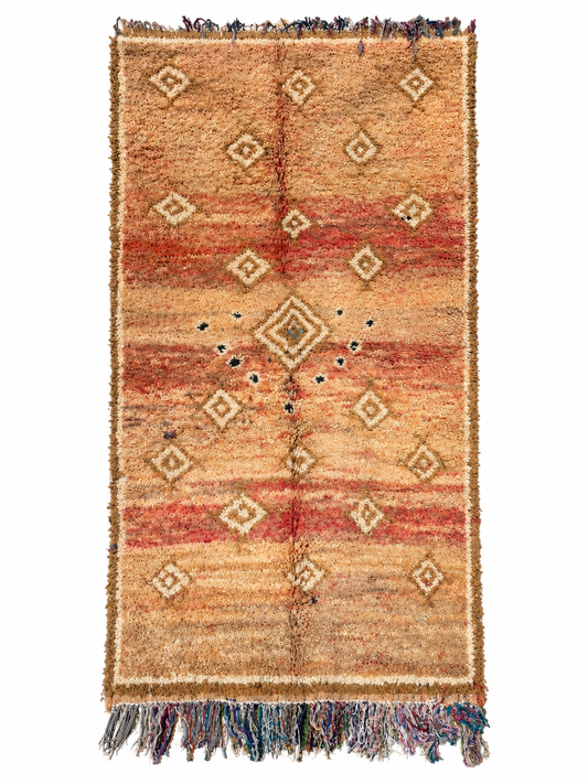 Schmaler Vintage Teppich in Beige und Rostrot mit kleinen Rauten aus Marokko, 240 × 126 cm, Gesamtansicht vor weißem Hintergrund.
