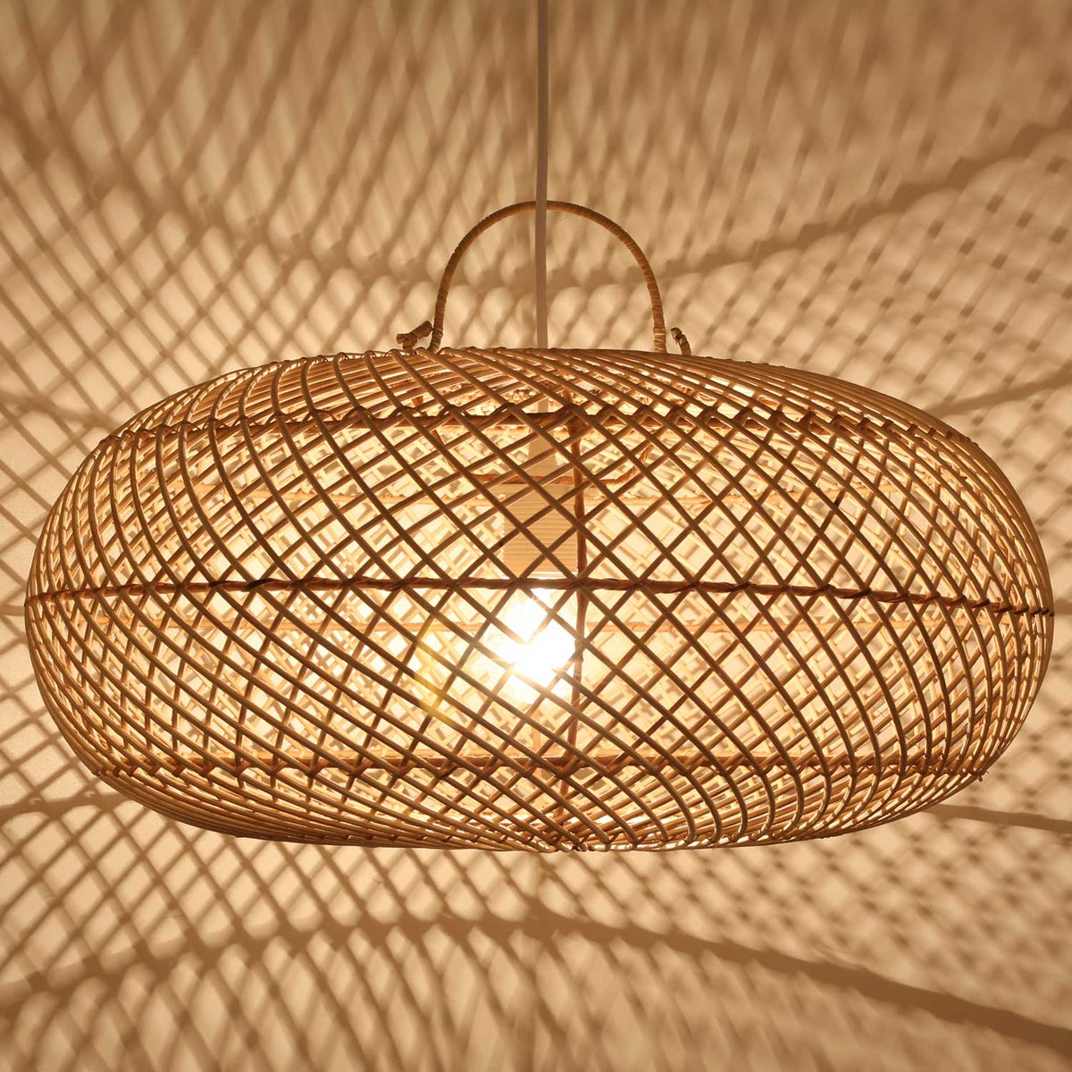 Alva Rattan-Pendelleuchte – Produktansicht 1