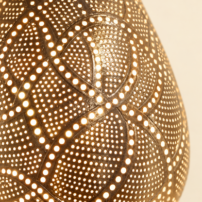 Amaya – orientalische Hängeleuchte aus versilbertem Messing, Lochmuster im Detail