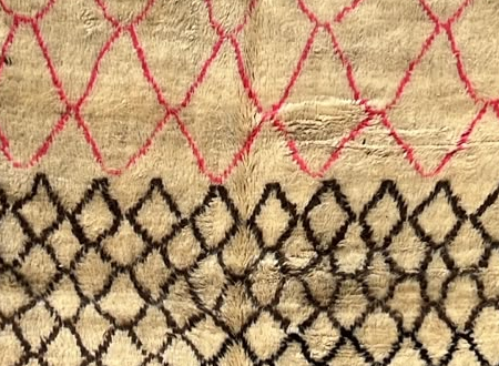 Berberteppich Creme mit schwarzen und pinken Rauten – 290 × 190 cm – Detailausschnitt aus dem Originalfoto