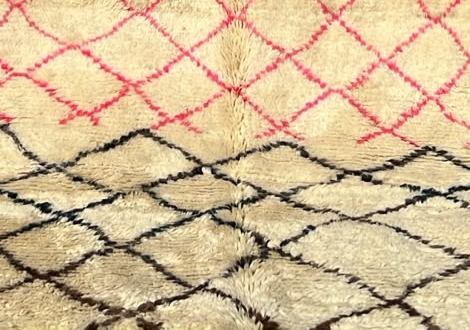 Berberteppich Creme mit schwarzen und pinken Rauten – 290 × 190 cm – Detailausschnitt aus dem Originalfoto