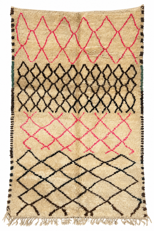 Berberteppich Creme mit schwarzen und pinken Rauten – 290 × 190 cm – Gesamtansicht