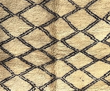 Langer Beni Ourain Teppich Creme mit schwarzem Rautennetz – 390 × 170 cm – Detailausschnitt aus dem Originalfoto