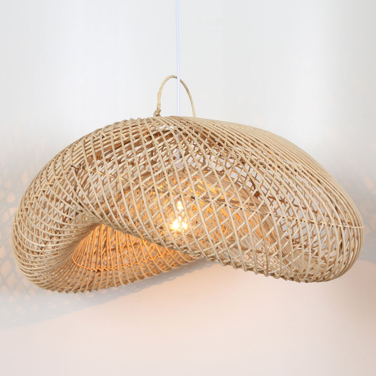 Elin Rattan-Pendelleuchte mit warmem Licht – Modellansicht
