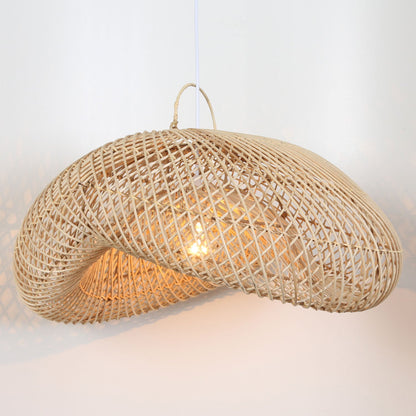 Elin Rattan-Pendelleuchte mit warmem Licht – Modellansicht