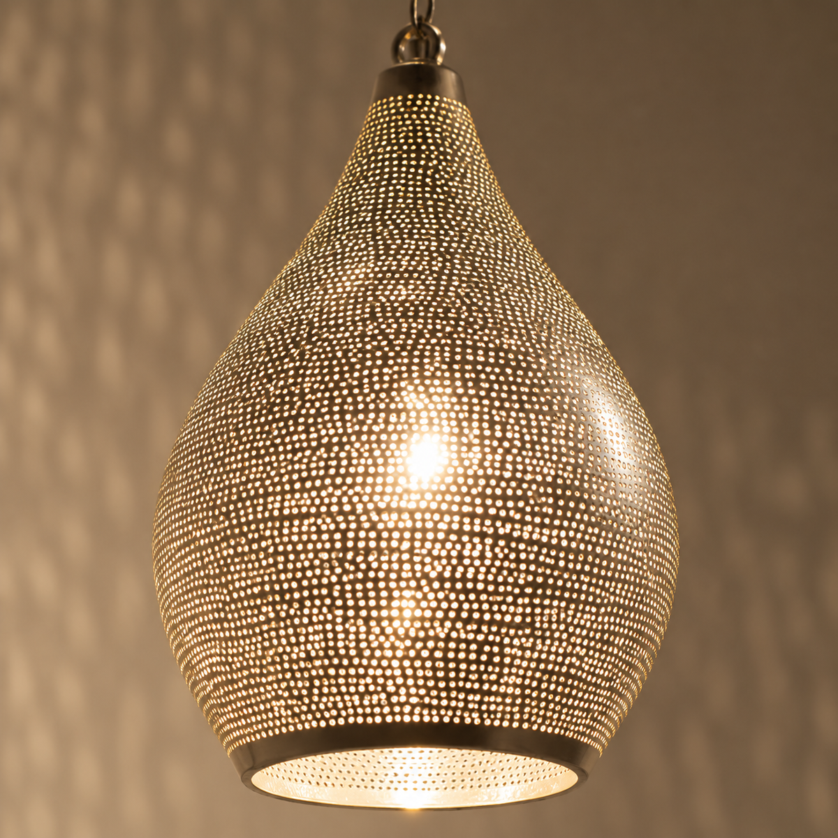 Detail des Lochmusters der orientalischen Messingleuchte Lunea Petite