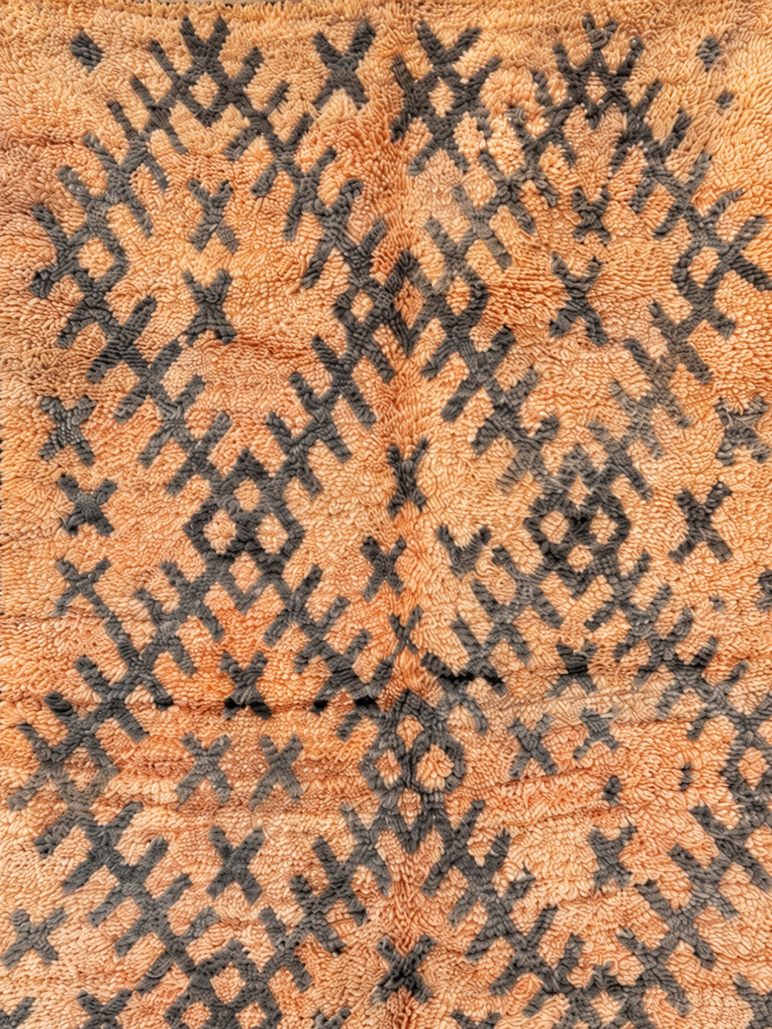 Detail des naturfarbenen Vintage-Teppichs, 300 × 160 cm, mit unregelmäßigen dunklen Rauten und verzweigten Motiven.