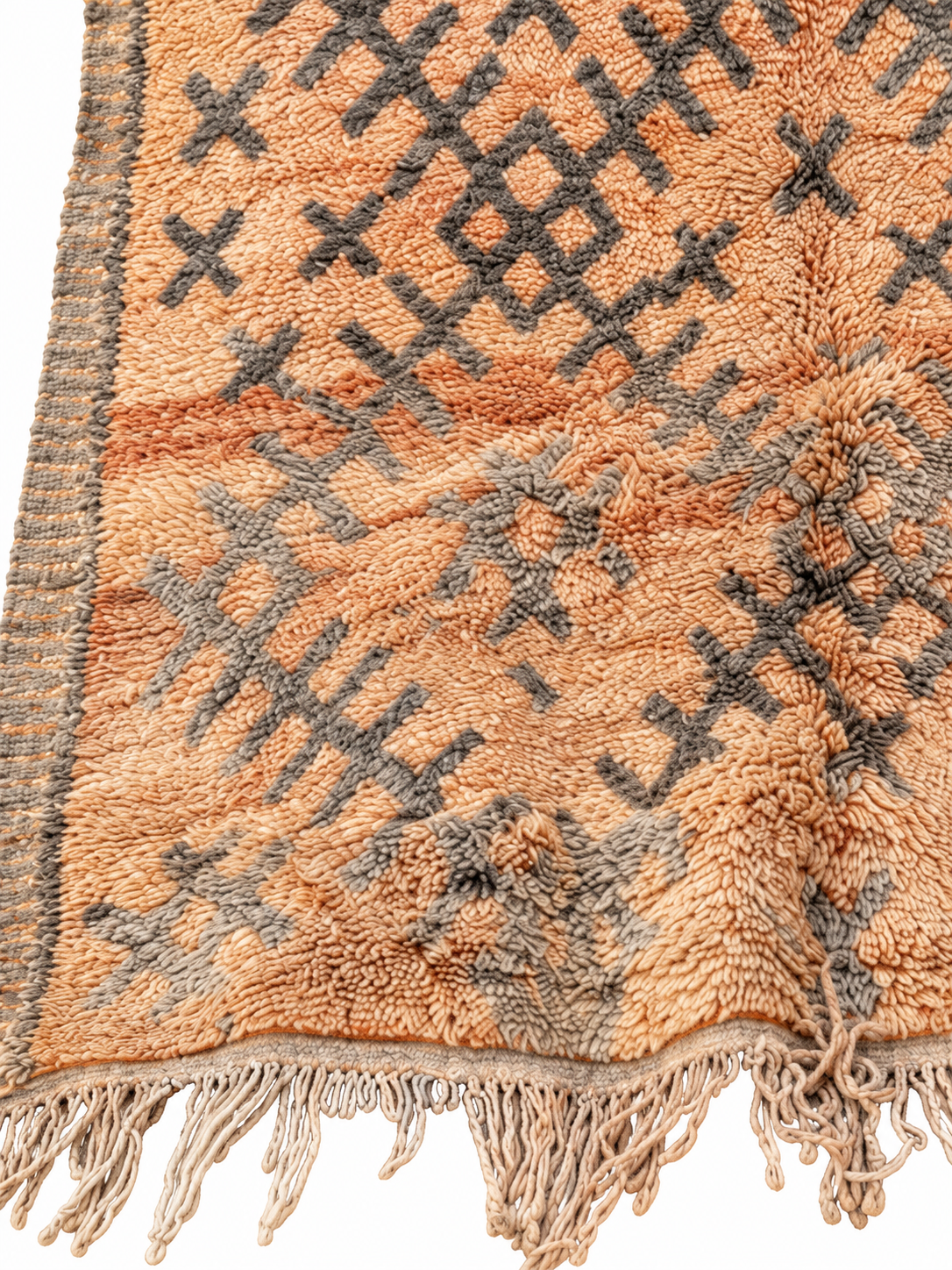 Rand und helle Fransen des naturfarbenen Vintage-Teppichs mit dunklen geometrischen Motiven, 300 × 160 cm.