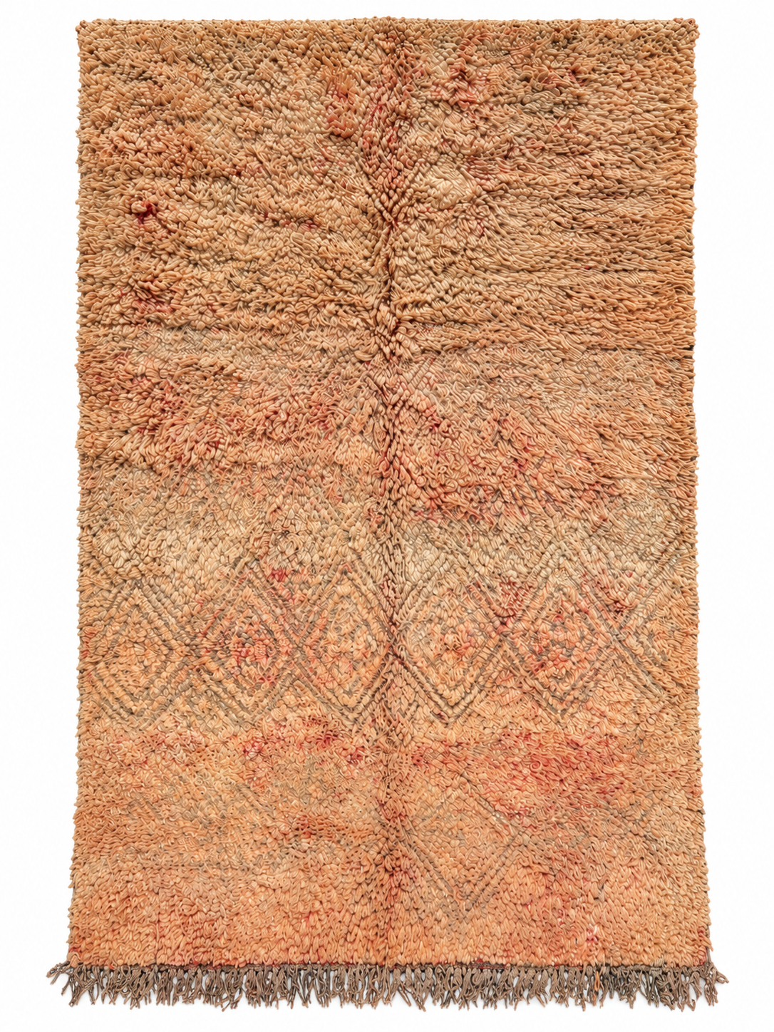 Beiger Vintage-Teppich mit pfirsichfarbenen Akzenten, verblasstem Rautenmuster und dunklen Fransen auf weißem Hintergrund.