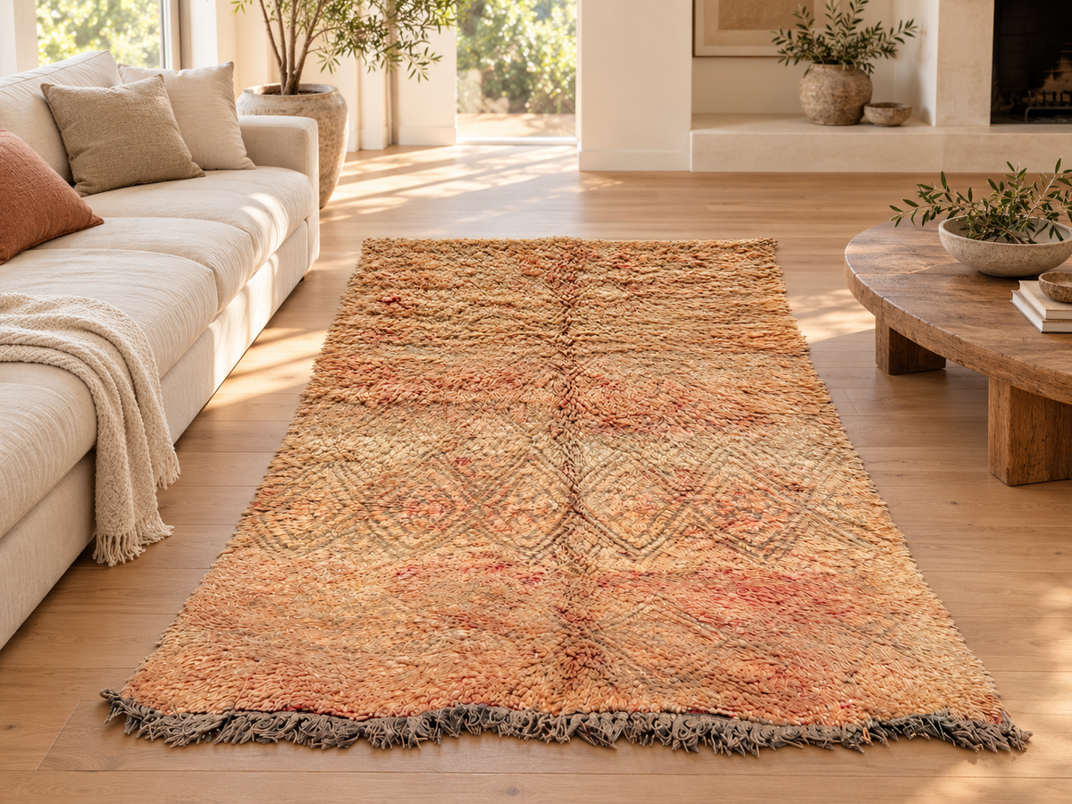 Beiger Vintage-Teppich mit pfirsichfarbenen Akzenten in einem modernen Wohnzimmer – KI-Rauminspiration, Ansicht 1.