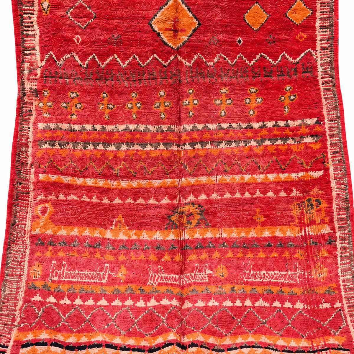 Detailausschnitt des roten Vintage-Teppichs mit orangefarbenen Rauten, cremefarbenen Symbolen und schwarzen Musterbändern.
