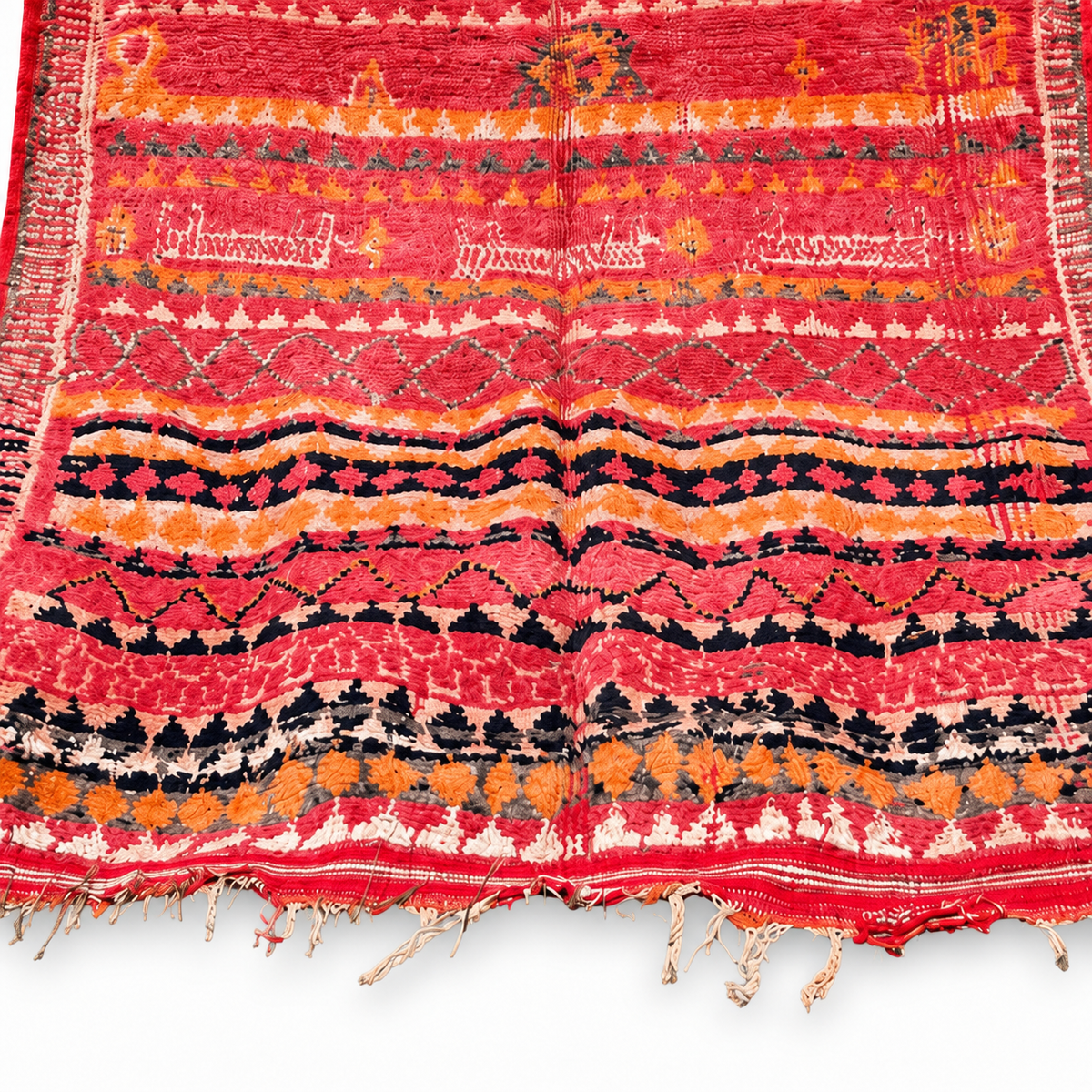 Randausschnitt des roten Vintage-Teppichs mit geometrischen Mustern in Orange, Creme und Schwarz.