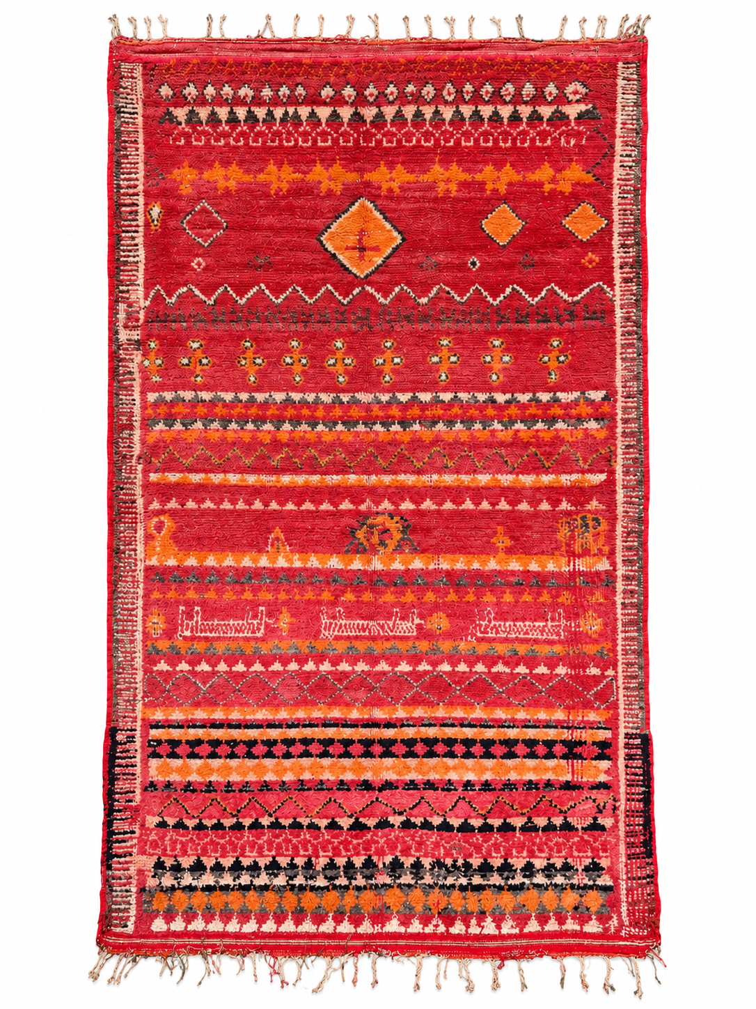Roter Vintage-Teppich mit orangefarbenen Rauten, cremefarbenen Symbolen und schwarzen Musterbändern auf weißem Hintergrund.