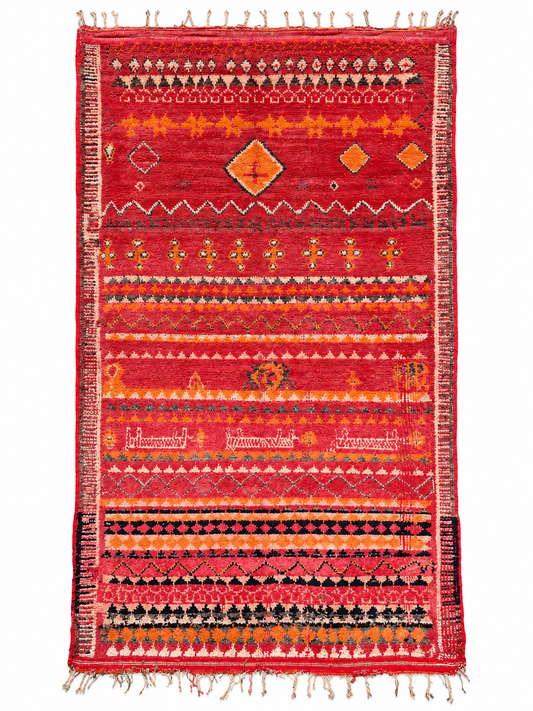 Roter Vintage-Teppich mit orangefarbenen Rauten, cremefarbenen Symbolen und schwarzen Musterbändern auf weißem Hintergrund.