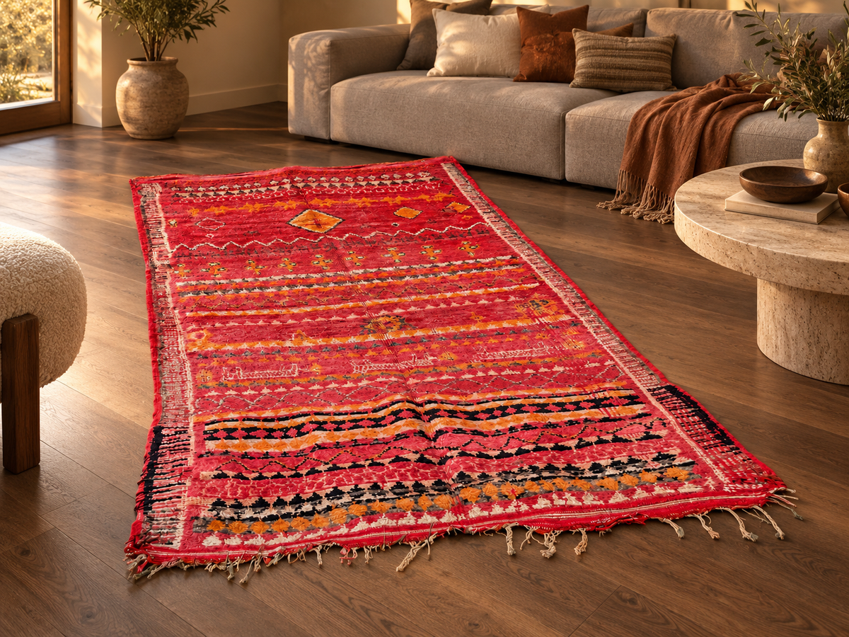 Roter Vintage-Teppich mit geometrischem Muster im Wohnzimmer – KI-Rauminspiration, Ansicht 2.