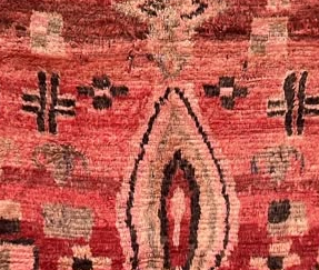 Vintage Berberteppich Korallrot mit dunklen Symbolen – 286 × 156 cm – Originaldetail 1