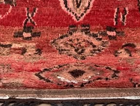Vintage Berberteppich Korallrot mit dunklen Symbolen – 286 × 156 cm – Originaldetail 2
