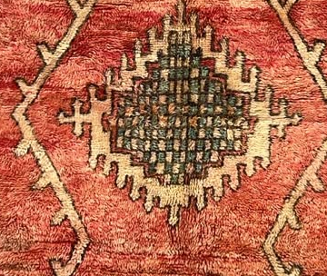 Vintage Berberteppich Korallrot mit heller Linienzeichnung – 280 × 150 cm – Originaldetail 1