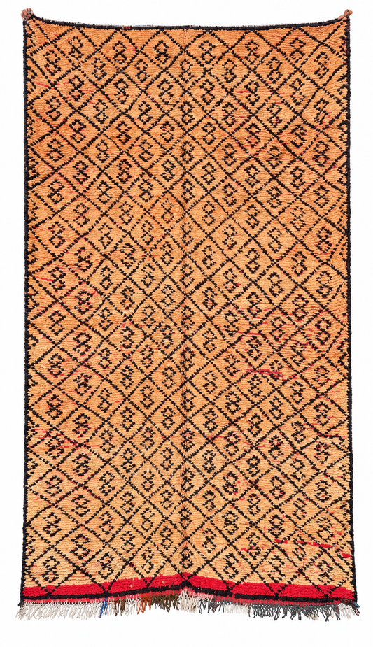 Vintage Berberteppich Apricot mit schwarzem Rautennetz – 330 × 190 cm – digital begradigte Gesamtansicht auf weißem Hintergrund.