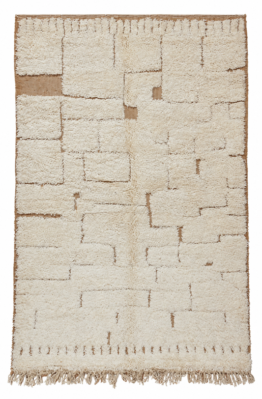 Beni Ourain Vintage Teppich Creme-Beige mit unregelmäßigen Rechtecken, 250 × 164 cm, MF-029 – Gesamtansicht auf weißem Hintergrund
