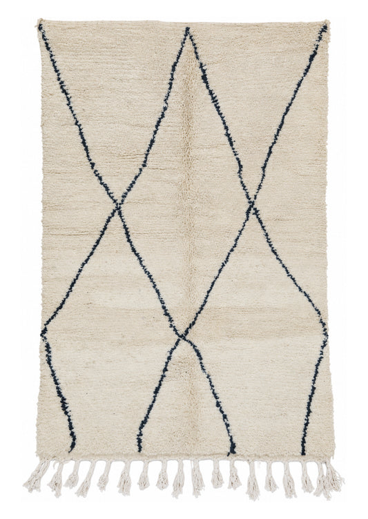 Beni Ourain Vintage Teppich Creme mit asymmetrischen dunklen Rauten · 250 × 163 cm · MF-020 – gerade Gesamtansicht auf weißem Hintergrund
