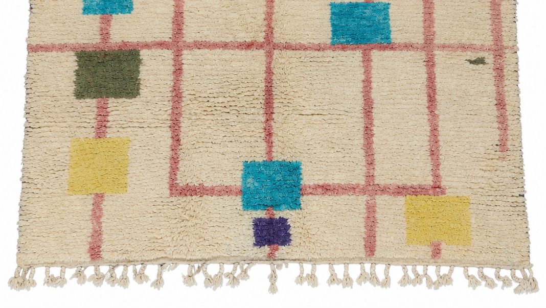 Beni Ourain Vintage Teppich Creme mit bunten Quadraten und rosafarbenem Raster, 288 × 209 cm, MF-039 – Detailausschnitt von Kante und Fransen