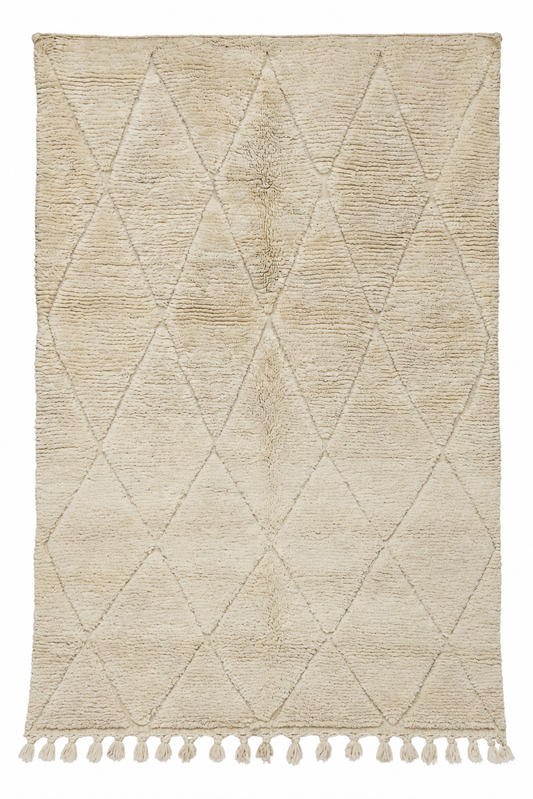 Beni Ourain Vintage Teppich Creme mit dezenten Ton-in-Ton-Rauten, 305 × 195 cm, MF-040 – Gesamtansicht auf weißem Hintergrund
