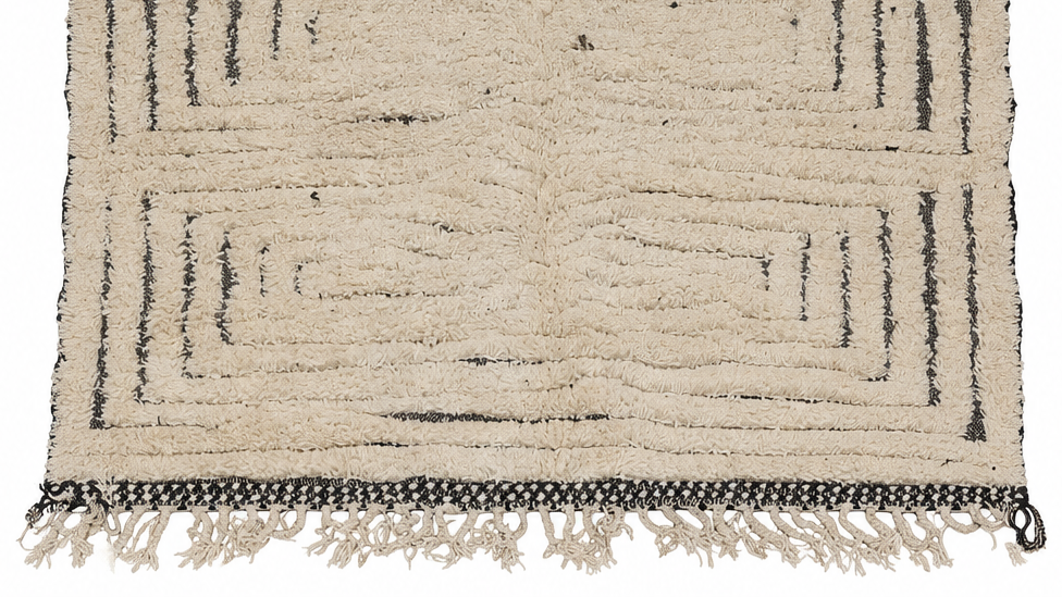 Fringe and edge detail of Cream Vintage Beni Ourain Rug with Three Dark Frames, 311 × 192 cm.