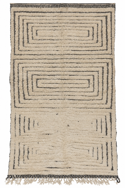 Beni Ourain Vintage Teppich Creme mit drei dunklen Rahmenmotiven, 311 × 192 cm, MF-042 – Gesamtansicht auf weißem Hintergrund