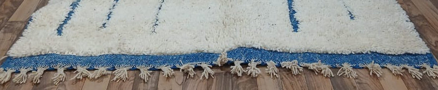 Fringe and edge detail of Cream Vintage Beni Ourain Rug with Dark Grid, 257 × 148 cm.
