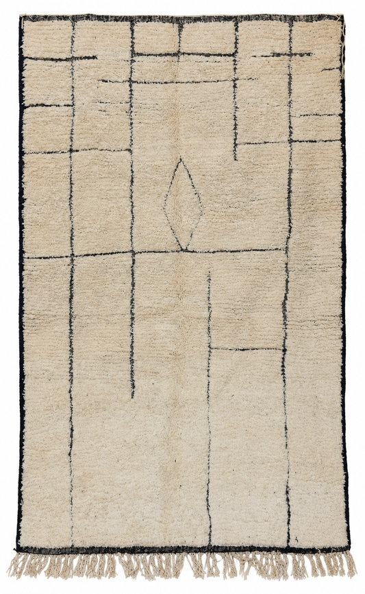 Beni Ourain Vintage Teppich Creme mit dunklem Raster und Mittelraute, 260 × 160 cm, MF-033 – Gesamtansicht auf weißem Hintergrund