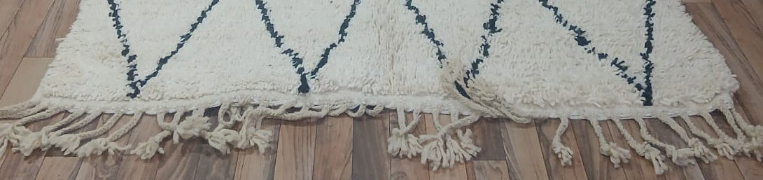 Fringe and edge detail of Cream Vintage Beni Ourain Rug with Dark Diamond Grid, 255 × 156 cm.