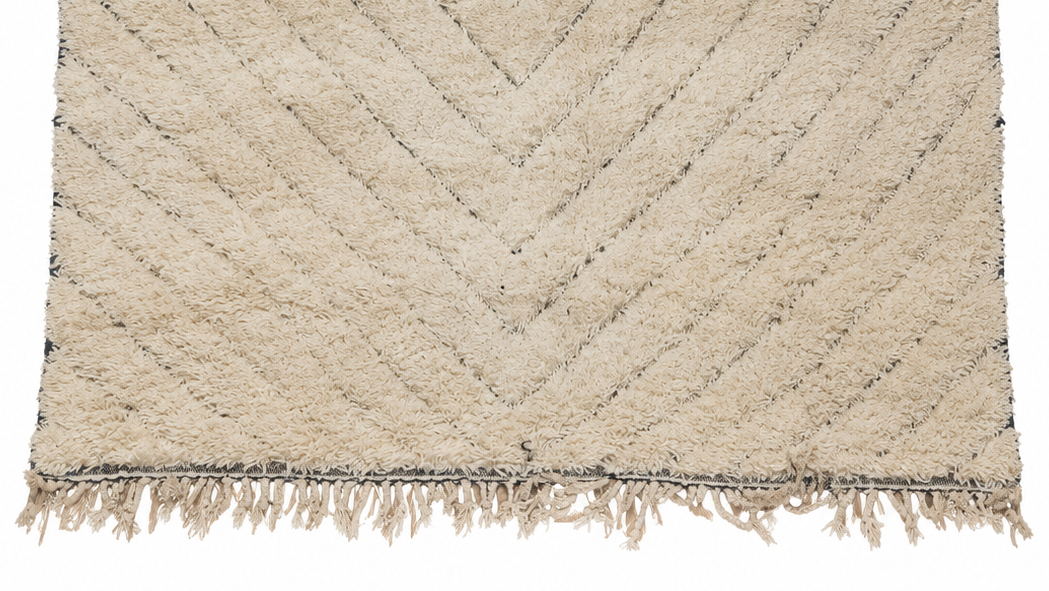 Beni Ourain Vintage Teppich Creme mit feinen diagonalen Rauten, 290 × 224 cm, MF-041 – Detailausschnitt von Kante und Fransen