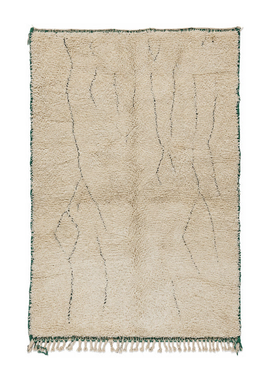 Beni Ourain Vintage Teppich Creme mit feinen Linien und grüner Kante · 230 × 154 cm · MF-022 – gerade Gesamtansicht auf weißem Hintergrund