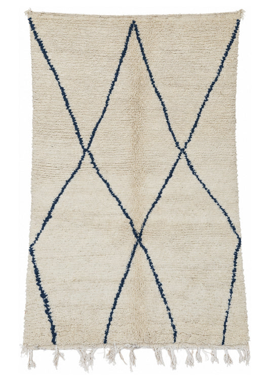 Beni Ourain Vintage Teppich Creme mit weitem dunklem Rautenmuster · 258 × 160 cm · MF-019 – gerade Gesamtansicht auf weißem Hintergrund