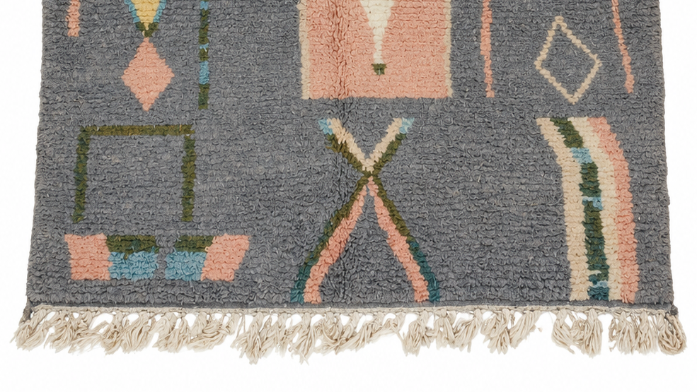 Beni Ourain Vintage Teppich Grau mit pastellfarbenen Symbolen, 243 × 154 cm, MF-031 – Detailausschnitt von Kante und Fransen
